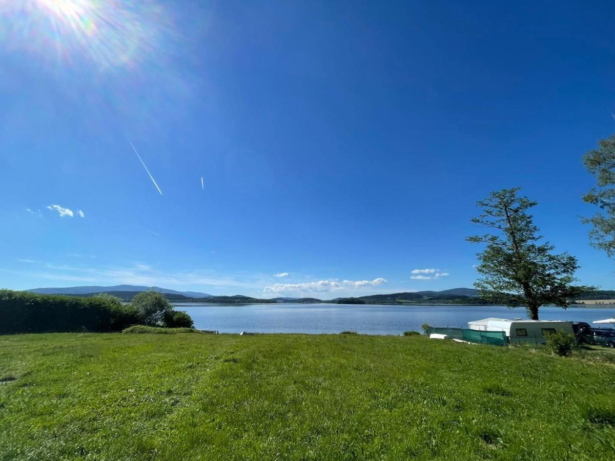 Hobiti Chatka Lipno Черна-в-Пошумави Экстерьер фото